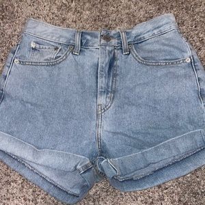Levi women mom shorts fit size 28